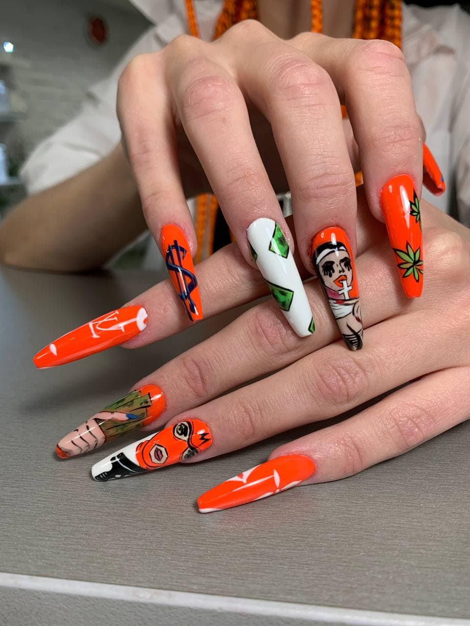 Эпатаж зашкаливает, экстемальная длина и просто сумасшедшие дизайны, выполнены вручную. Длительность работы 4 часа. Моделирование выполнено гелем Transparent, покрытие цвет Spot on и Ultra white